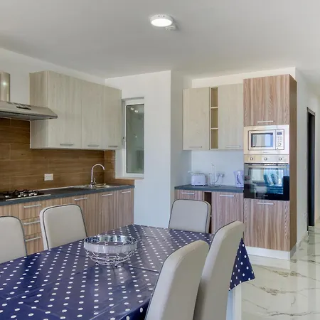 Designer With Stunning Sea Views In St Pauls By 360 Estates דירה *