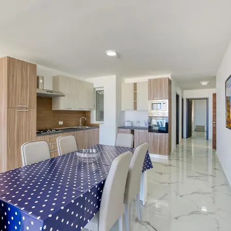 דירה Designer With Stunning Sea Views In St Pauls By 360 Estates